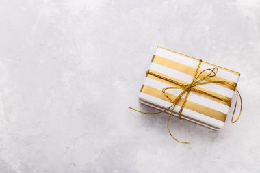 Gri taşlı arka planda altın hediye kutuları, düz yerde fotokopi, Noel ya da doğum günü hediyeleri