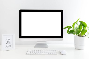 Bilgisayar ve sabit öğeleri olan beyaz, modern masaüstü. Öğrencilerin ya da serbest çalışanların minimalist işyerleri.
