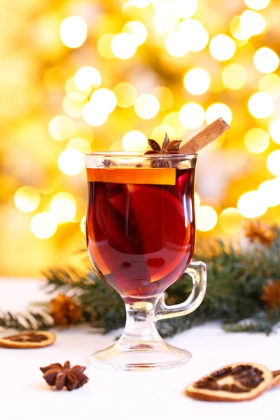Yılbaşı şarabı. Geleneksel Alman Gluhwein baharat ve meyveli. Sıcak kış içeceği