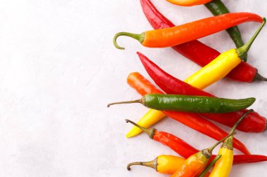 Sıcak kırmızı biber, yeşil ve sarı gri taş arka plan fotokopi alanı üst görünümü