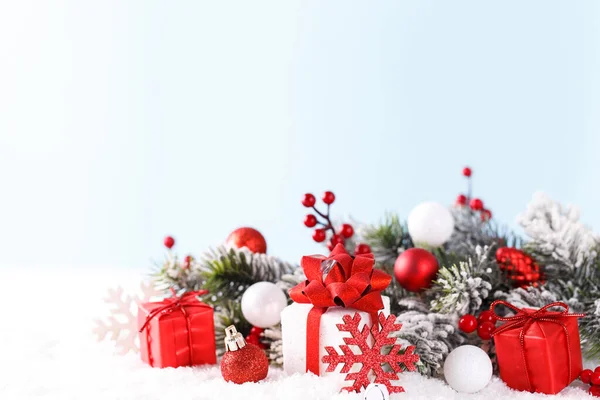 Plantilla Tarjeta Navidad Con Adornos Festivos Rojos Blancos Nieve Fondo — Foto de Stock