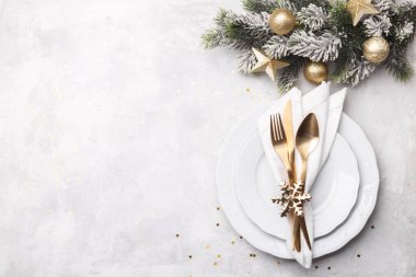 Beyaz taş masa, kart ya da menü şablonu üzerinde altın çatal bıçak ile noel veya yeni yıl sofrası düz yatıyordu