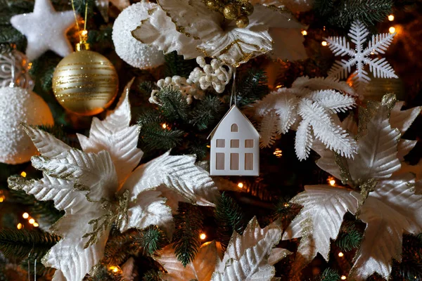 Kerst Decoraties Een Dennenboom Witte Gouden Ornamenten Verlichting Vakantie Achtergrond — Stockfoto