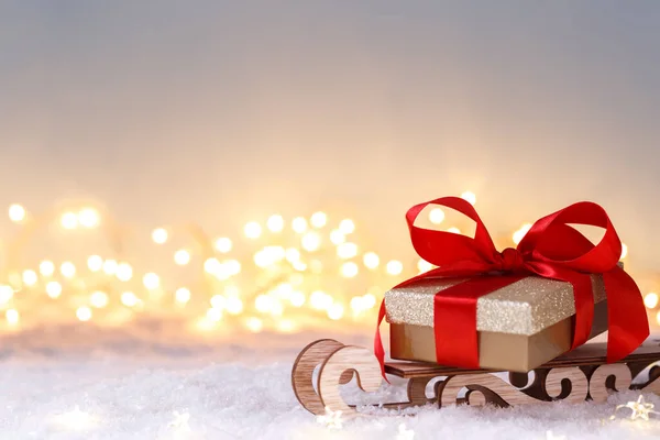 Caja Regalo Dorada Con Cinta Roja Trineo Tarjeta Felicitaciones Navidad — Foto de Stock