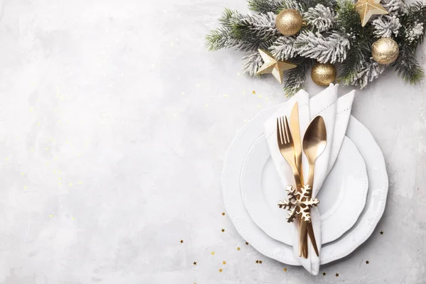Beyaz taş masa, kart ya da menü şablonu üzerinde altın çatal bıçak ile noel veya yeni yıl sofrası düz yatıyordu