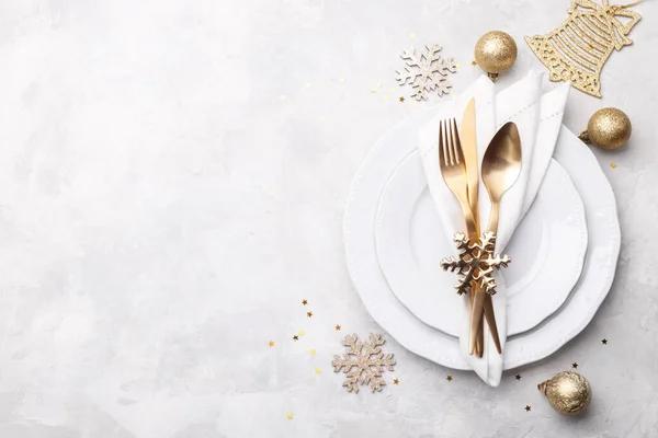 Kerst Nieuwjaar Tafelschikking Met Gouden Bestek Witte Stenen Tafel Kaart — Stockfoto