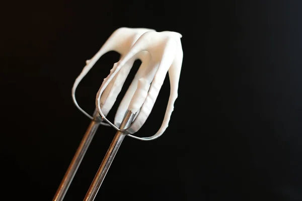 Metal çırpma teli veya çırpıcı ile siyah arka plan, se üzerine krem şanti