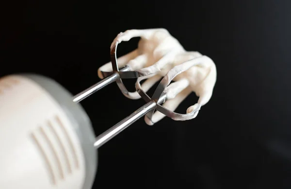 Elektrikli el mikseri ile krema çırpma teli veya çırpıcı üzerinde