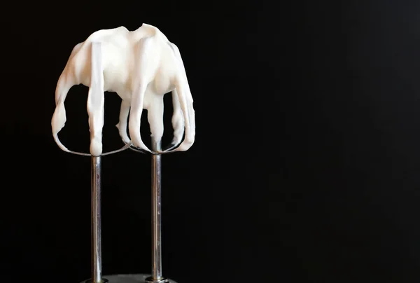 Metal çırpma teli veya çırpıcı ile siyah arka plan, se üzerine krem şanti