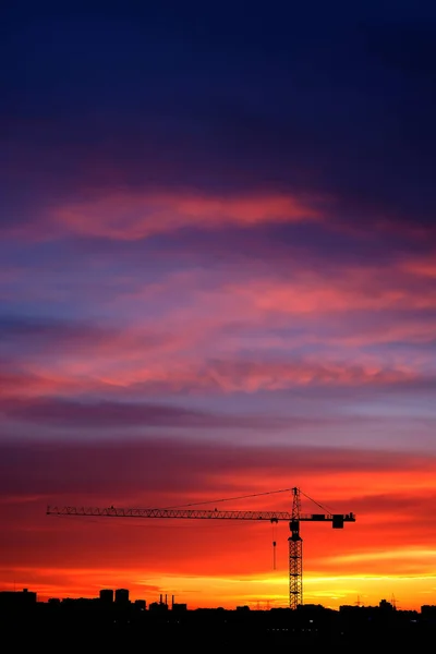 Industriebaukräne und Gebäudesilhouetten bei Sonnenaufgang — Stockfoto