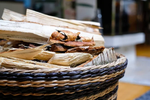 Oturma odasında bir hasır sepet içinde soğuk sezonunda bir ev ısıtma şömine için odun. Closeup görünümü.