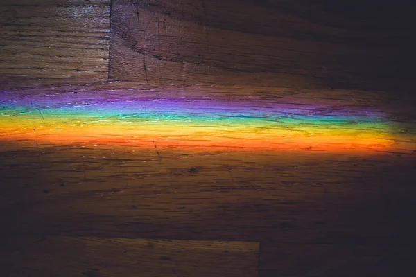Gökkuşağı ahşap zemin üzerinde makro fotoğraf kapatmak.