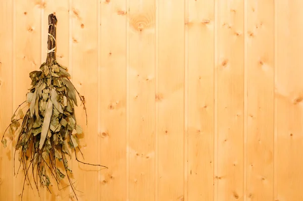 Huş süpürge bir saunada veya ahşap bir duvarda asılı. Dinlenme ve rahatlama soğuk kışın sıcak tutmak için Spa