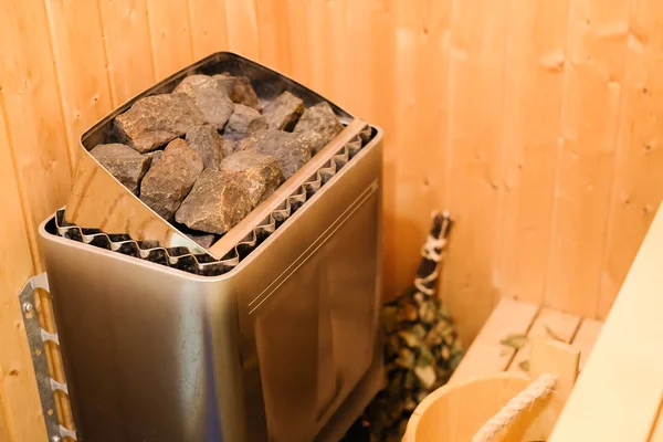 Isıtma pot ile ahşap banyo taş Ahşap sauna iç ekipmanları ile dolu. Dinlenme ve rahatlama soğuk kışın sıcak tutmak için Spa