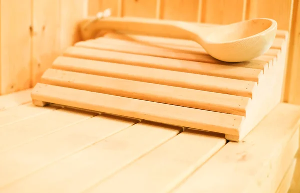 传统经典木制芬兰桑拿浴室的内部, 头枕和配件 — 图库照片