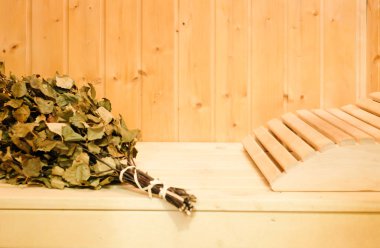 Rus veya Fin sauna süpürge ve koltuklarının başlığına Ahşap sauna. Hamam süpürgeyi sıcak buhar ile
