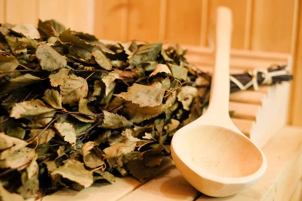 Sauna aksesuarları geleneksel Fin ya da Rus sauna, huş ağacı süpürge ve ahşap kepçe kapatın. Dinlenme ve rahatlama soğuk kışın sıcak tutmak için Spa