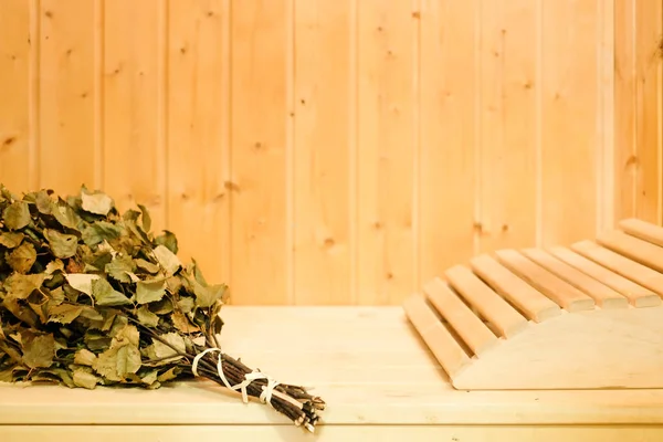 Rus veya Fin sauna süpürge ve koltuklarının başlığına Ahşap sauna. Hamam süpürgeyi sıcak buhar ile