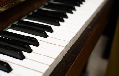 Piyano tuşlarının ön görünümünü kapatın. Müzik aleti çalmayı öğrenme.