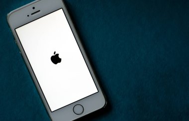 Saint-Petersburg, Rusya - 2 Eylül 2019: akıllı telefon Iphone Se, koyu renk arka planda ekranda Apple logosuyla yeniden başlatırken veya açılırken.
