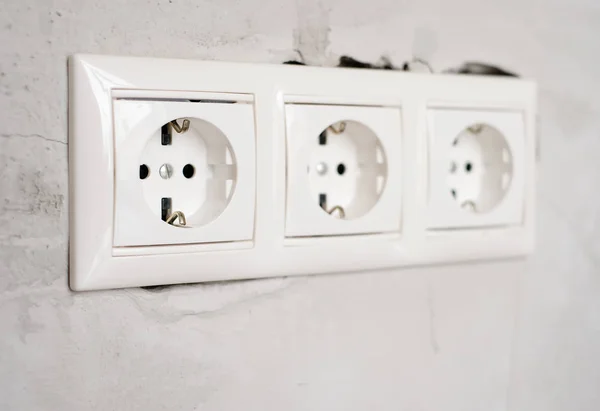 회색 콘크리트 벽 배경에 전기 Eu 소켓 콘센트입니다. 아파트 또는 사무실에서 수리, 전기 배선의 교체. 클로즈업 뷰. — 스톡 사진
