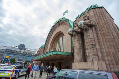 Helsinki, Uusimaa, Finlandiya. 7 Temmuz 2020 Helsinki Tren İstasyonu 'nun ana girişi. Koronovirüs karantinasından sonra sokaklar meşgul..