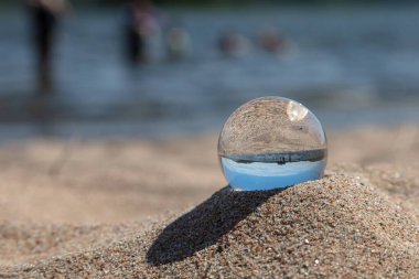 Sahildeki bir mercek topundan çekilen güzel bir gün doğumu. Finlandiya. Finlandiya Körfezi. 