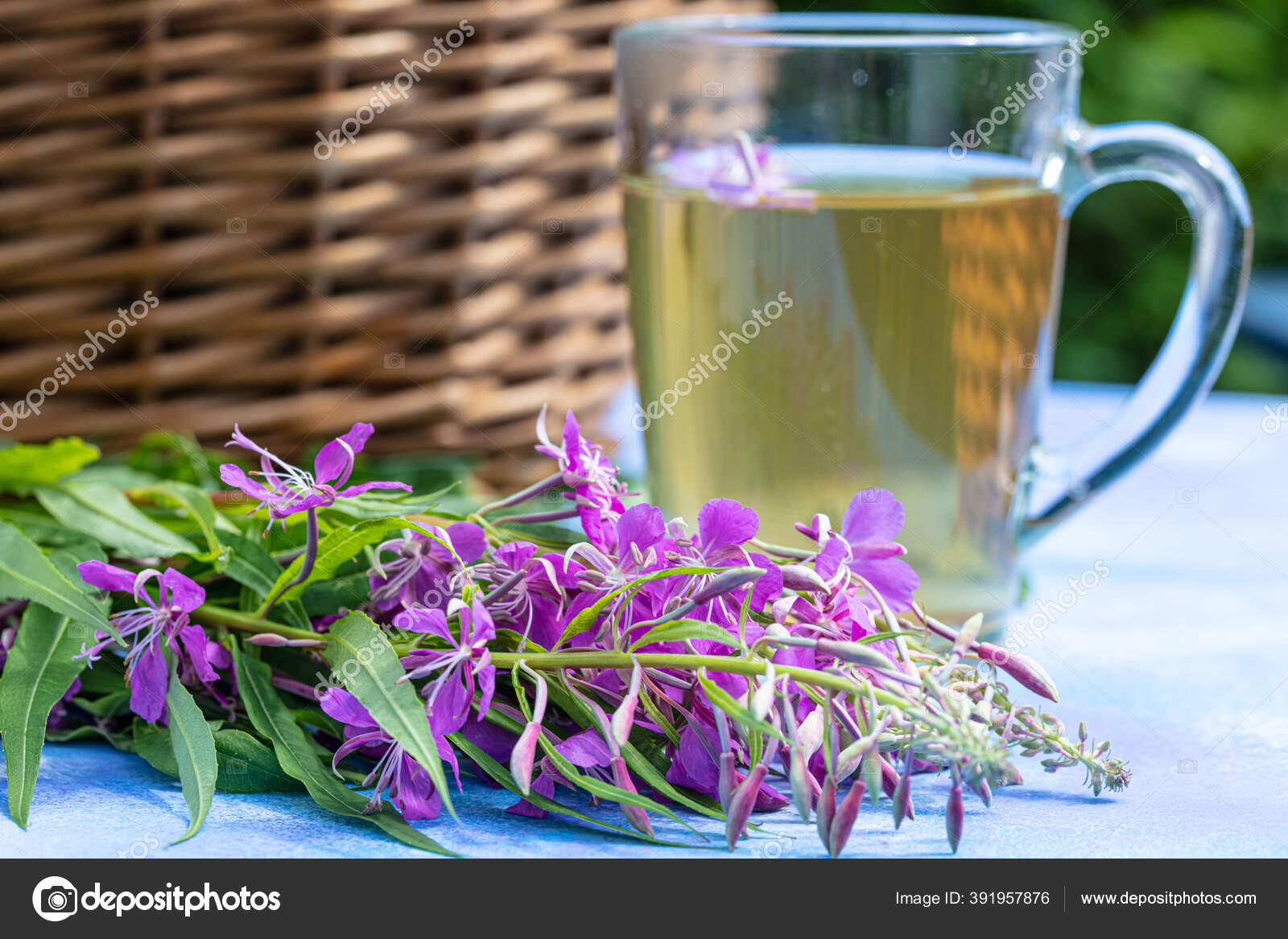伝統的なロシアのハーブドリンクイワンティー透明カップで クローズアップ イワン茶の葉 火雑草 ウィッカーバスケットの背景 ストック写真 C Vassma68 Mail Ru