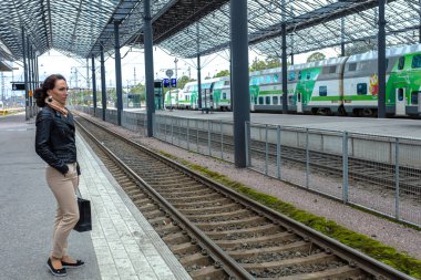 Kadın, esmer kadın tren istasyonunda seni bekliyor..