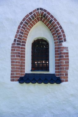 Kilisenin pencere arkası. İskandinav mimarisi, eski evler. Finlandiya