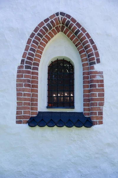 Fundo da janela da igreja. Arquitetura escandinava, casas antigas. Finlândia — Fotografia de Stock