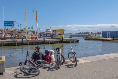 Helsinki, Uusimaa, Finlandiya. 6 Temmuz 2020 Helsinki 'de denize bakan Embankment. Güneşli yaz günü