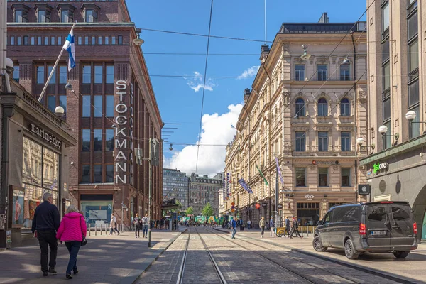 Helsinki, Uusimaa, Finnland. 6. Juli 2020, Straßen des Zentrums. Sonniger Sommertag — Stockfoto