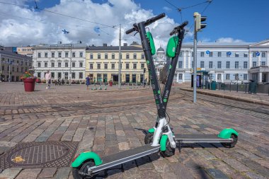 Helsinki, Uusimaa, Finlandiya. 6 Temmuz 2020 'de, şehrin sokaklarında turistler ve vatandaşlar için kiralık nakliye aracı