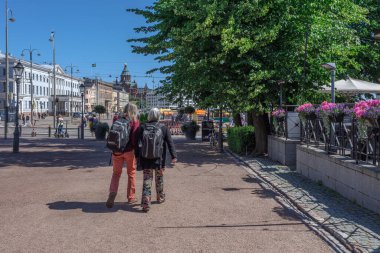 Helsinki, Uusimaa, Finlandiya. 6 Temmuz 2020, Sokaktaki Turistler