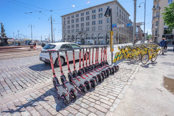 Helsinki, Uusimaa, Finlandiya. 6 Temmuz 2020 'de, şehrin sokaklarında turistler ve vatandaşlar için kiralık nakliye aracı
