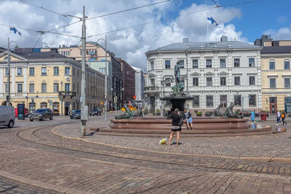 Helsinki, Uusimaa, Finnland. 6. Juli 2020, Touristen auf der Straße — Stockfoto