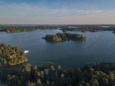 Deniz aşırı bir uçaktan fotoğraf, güneşli bir akşam, İskandinav doğası, yatı, Finlandiya Körfezi, Finlandiya.