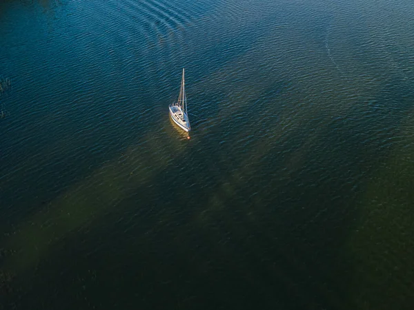 Zdjęcie z drona nad morzem, słoneczny wieczór, skandynawska przyroda, jacht, Zatoka Fińska, Finlandia. — Zdjęcie stockowe