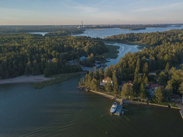 Fotografie z dronu nad mořem, slunečný večer, skandinávská příroda, jachta, Finský záliv, Finsko. — Stock fotografie