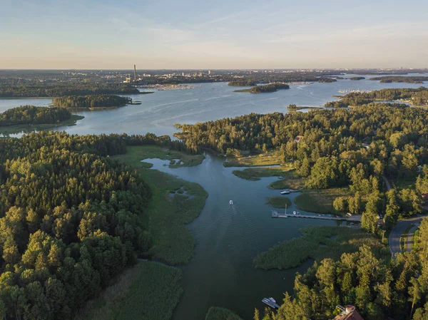 Фото з безпілотного літака над морем, сонячний вечір, скандинавська природа, яхта, Фінська затока, Фінляндія. — стокове фото