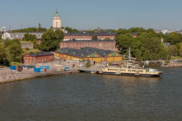 Helsinky, Uusimaa, Finsko, 20. července 2020, Silja Line trajekt kotvící v přístavu, výhled z moře, léto, slunečný den — Stock fotografie