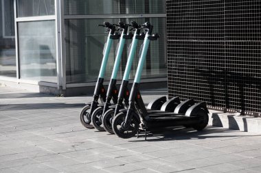 Uusimaa, Finlandiya, 20 Temmuz 2020. Sırada bekleyen yeşil elektrikli pezevenkleri işe al. Eko taşımacılığı