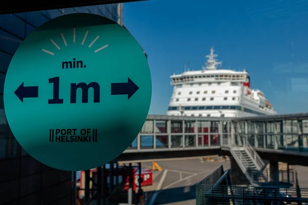 Helsinki, Uusimaa, Finnland, 20. Juli 2020. Ein Schild im Fenster weist die Menschen darauf hin, Abstand zueinander zu halten, um eine Ausbreitung der durch das Coronavirus COVID verursachten Infektion zu verhindern. — Stockfoto