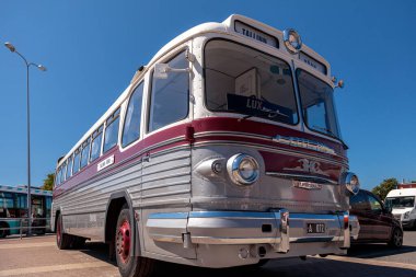 Tallinn, Harju İlçesi, Estonya, 20 Temmuz 2020 Merkezi İstasyonun yanında bir retro otobüs duruyor.