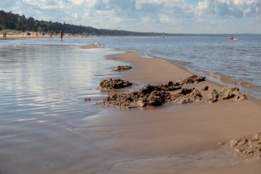 Güneşli bir yaz gününde güzel kumlu bir sahil. Baltık. Finlandiya Körfezi kıyısında. Estonya. Ust-Narva.