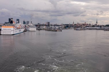 Tallinn, Harju İlçesi, Estonya, 02 Temmuz 2020 Şehrin Panorama 'sı, Viking Hattı limanı ve Tallink feribotu