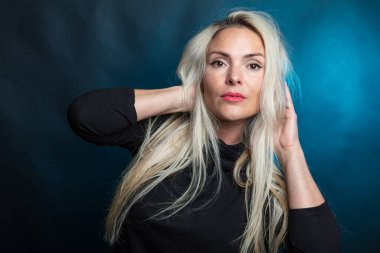 Kadın, sarışın, uzun saçlı, siyah arkaplan, stüdyo portresi.