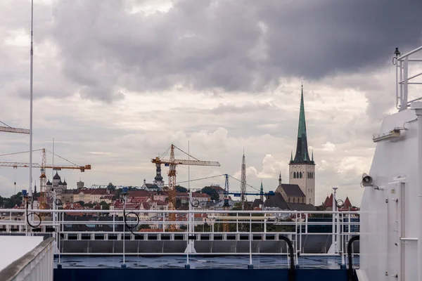 Tallin, Hrabstwo Harju, Estonia, 02 lipca 2020 Panorama miasta, widok z promu wpływającego do portu — Zdjęcie stockowe