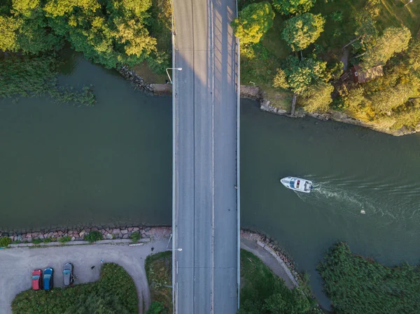 Foto de drone, Puente sobre el río, barco, naturaleza escandinava, Finlandia, Espoo —  Fotos de Stock